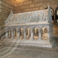 AUBAZINE - église abbatiale cistercienne romane (XIIe siècle) :  tombeau de saint Étienne d'Obazine (chasse en calcaire abritant le gisant du saint - XIIIe siècle)