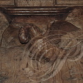 AUBAZINE - église abbatiale : stalles (fin XVIIIe siècle) - détail d'une miséricorde représentant le phénix