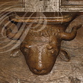 AUBAZINE - église abbatiale : stalles (fin XVIIIe siècle) - détail d'une miséricorde représentant un taureau