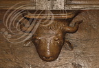 AUBAZINE - église abbatiale : stalles (fin XVIIIe siècle) - détail d'une miséricorde représentant un taureau