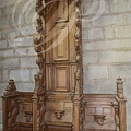 AUBAZINE - église abbatiale : stalles (fin XVIIIe siècle) : siège abbatial à haut dossier entouré de deux stalles basses situées dans le chœur