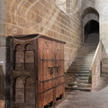 AUBAZINE - église abbatiale : armoire à mobilier lithurgique dite "conditoria" en chêne à serrures et pentures en fer forgé (XIIe siècle) - la plus ancienne de France et d'Europe