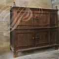 AUBAZINE - église abbatiale : armoire à vêtements lithurgiques dite "conditoria" en chêne à serrures et pentures en fer forgé (XVe siècle)