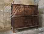 AUBAZINE - église abbatiale : armoire à vêtements lithurgiques dite "conditoria" en chêne à serrures et pentures en fer forgé (XVe siècle)