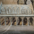 AUBAZINE - église abbatiale cistercienne romane (XIIe siècle) : tombeau de saint Étienne d'Obazine chasse en calcaire abritant le gisant du saint (XIIIe siècle) - panneau sculpté représentant la Vierge à 'Enfant face à saint Étienne agenouillé