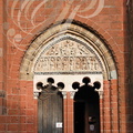 COLLONGES-LA-ROUGE - église Saint-Pierre : le porche composé de deux arcs polylobés inscrits dans des arcs brisés superposés