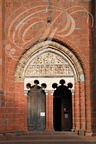 COLLONGES-LA-ROUGE - église Saint-Pierre : le porche composé de deux arcs polylobés inscrits dans des arcs brisés superposés
