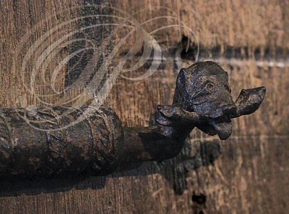 AUBAZINE - église abbatiale : armoire à mobilier lithurgique dite "conditoria" en chêne ( XIIe siècle la plus ancienne de France et d'Europe : détail des ferrures)