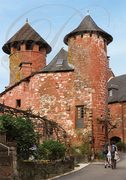 COLLONGES-LA-ROUGE - maison des Ramade de Friac (fin XVIe-début XVIIe siècle) - au fond à droite : la "Porte plate",  vestige des anciens remparts
