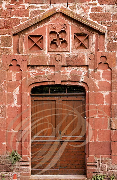 COLLONGES-LA-ROUGE - maison Boutang du Peyrat : porte surmontée d'un entablement sculpté en grès rose