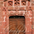 COLLONGES-LA-ROUGE - maison Boutang du Peyrat : porte surmontée d'un entablement sculpté en grès rose