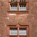 COLLONGES-LA-ROUGE - fenêtres à meneaux surmontées d'un arc en accolade
