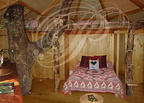 BRASSAC - Les Cabanes perchées : La Cabane "Amour" ( la chambre avec le tronc de l'arbre qui soutient la cabane)