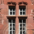 COLLONGES-LA-ROUGE - fenêtre à meneaux surmontée de deux arcs en accolade