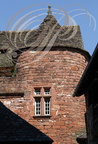 COLLONGES-LA-ROUGE - tourelle en grès rouge (fenêtre à meneaux et toiture en ardoises)
