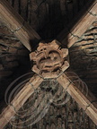 COLLONGES-LA-ROUGE - église Saint-Pierre : clef de voûte (l'Agneau et la croix)