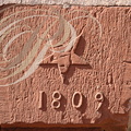 COLLONGES-LA-ROUGE - rue de la Barrière (bas du village) : pentagramme inversé taillé dans un linteau de porte