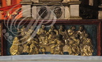 COLLONGES-LA-ROUGE - église Saint-Pierre : retable en bois doré représentant la scène