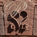 COLLONGES-LA-ROUGE - linteau de porte en grès rouge sculptè 