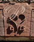 COLLONGES-LA-ROUGE - linteau de porte en grès rouge sculptè 