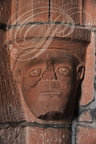COLLONGES-LA-ROUGE - église Saint-Pierre : sculpture dans le grès rouge à la base d'une colonne