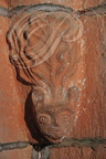 COLLONGES-LA-ROUGE - église Saint-Pierre : sculpture dans le grès rouge à la base d'une colonne 