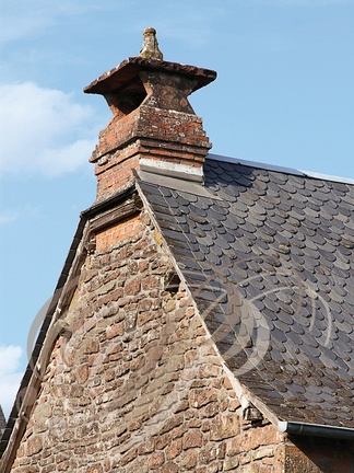 LAGLEYGEOLLE - maison typique (chapeau de cheminée)
