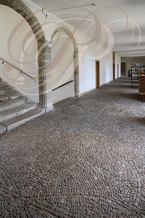 AUBAZINE - abbaye cistercienne du XIIe siècle - couloir de l'étage sol en galets