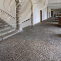AUBAZINE - abbaye cistercienne du XIIe siècle - couloir de l'étage sol en galets