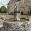 AUBAZINE - abbaye cistercienne du XIIe siècle - la fontaine monolythique au milieu du potager