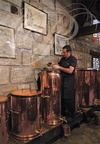 Distillerie DENOIX à Brive-la-Gaillarde (19) - soutirage de liqueur issue de la macération dans une conge en cuivre