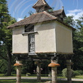 CASTELNAU-DE-MONTMIRAL - Château de MAYRAGUES : pigeonnier sur piliers