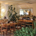 MIRAMONT-de-QUERCY - Auberge de Miramont : la salle du restaurant (table des hôtes seuls)