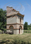 LISLE-SUR-TARN - Château de Saurs : le pigeonnier en pied de mulet sur quatre arches fermées)