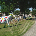 MONTJOI - rue du village - vache peinte de Christian Eurgal 