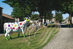 MONTJOI - rue du village - vache peinte de Christian Eurgal 