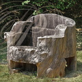 LISLE-SUR-TARN - Château de SAURS : le parc (fauteuil taillé dans un tronc d'arbre)