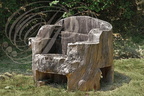LISLE-SUR-TARN - Château de SAURS : le parc (fauteuil taillé dans un tronc d'arbre)