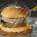 Burger_de_FOIE_GRAS_au_miso_et_navets_glaces_sur_une_reduction_de_navets_et_tomates_La_Croisee_des_Saveurs_a_Grenade_31.jpg