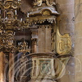 GRENADE - église Notre-Dame de l'Assomption : la chaire en bois doré, à gauche : un des neuf lustres, au fond : la statue de saint Roch