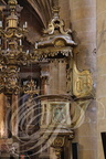 GRENADE - église Notre-Dame de l'Assomption : la chaire en bois doré, à gauche : un des neuf lustres, au fond : la statue de saint Roch