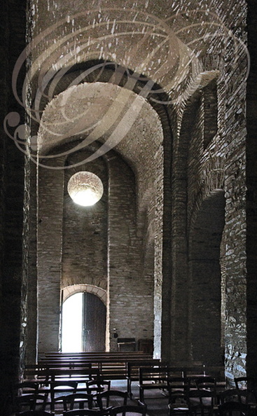 AMBIALET - Chapelle romane Notre-Dame de l'Auder (XIe siècle) : la nef et la porte d'entrée surmontée d'un oculus
