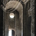 AMBIALET - Chapelle romane Notre-Dame de l'Auder (XIe siècle) : la nef et la porte d'entrée surmontée d'un oculus
