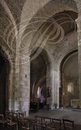 AMBIALET - Chapelle romane Notre-Dame de l'Auder (XIe siècle) : piliers massifs soutenant la voûte de la nef