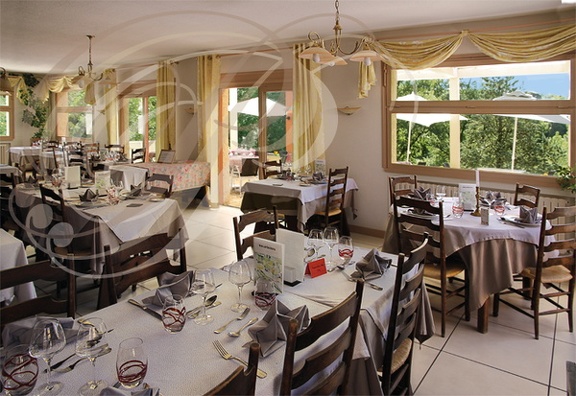AMBIALET - hôtel restaurant du Pont : la salle donnant sur la terrasse