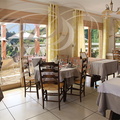 AMBIALET - hôtel restaurant du Pont : la salle donnant sur la terrasse et le pont sur le Tarn