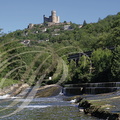 NAJAC - la forteresse royale (XIIe et XIIIe siècles) dominant le village (face sud vue depuis le lit de l'Aveyron)