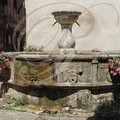 NAJAC - fontaine monolithe des Consuls creusée dans un seul bloc de granite et commandée par les Consuls en 1344