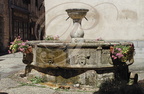 NAJAC - fontaine monolithe des Consuls creusée dans un seul bloc de granite et commandée par les Consuls en 1344