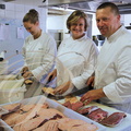 NAJAC -  restaurant hôtel "l'Oustal del Barry" : la cuisine (le chef Rémy Simon et deux stagiaires australiennes de Melbourne apprenant à cuisiner le canard gras)